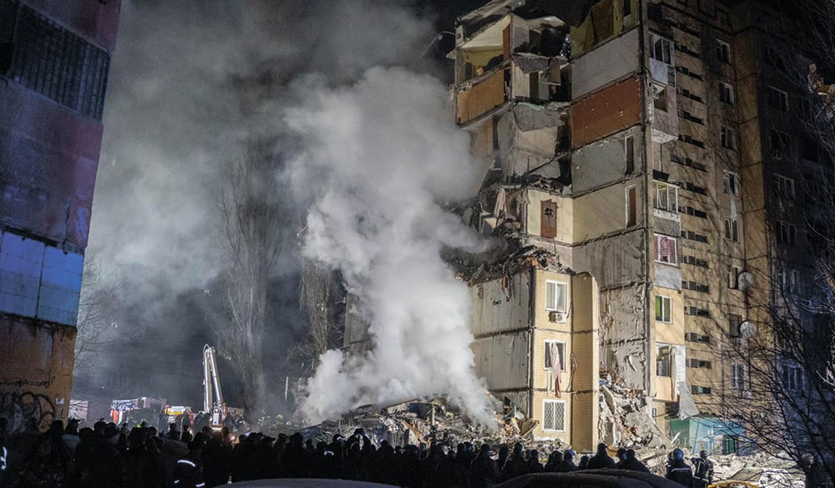 Рятувальні роботи в Одесі після влучення безпілотника в житловий будинок