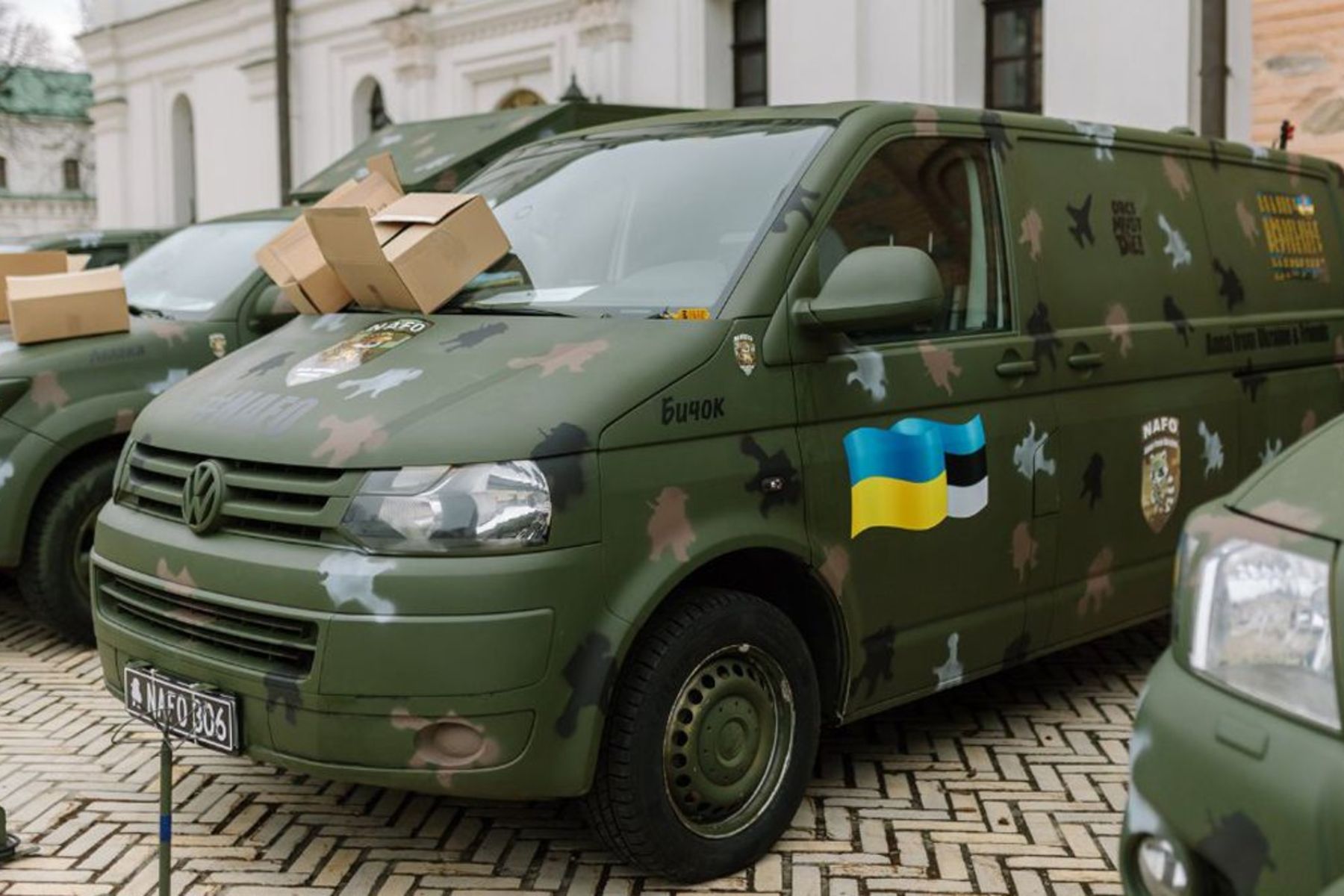 Волонтери маленької Естонії направляють в Україну великі партії техніки